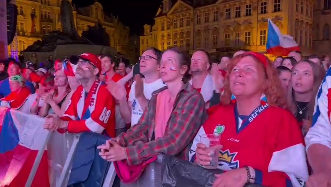 Česko prožívá zlatý večer. Radoval se narvaný Staromák, fandilo se i v Mostě